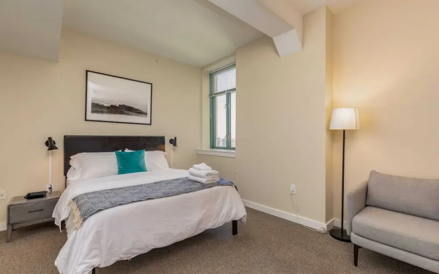 photo 5 of Spacious DT 2BR With Free Parking by Zencity
