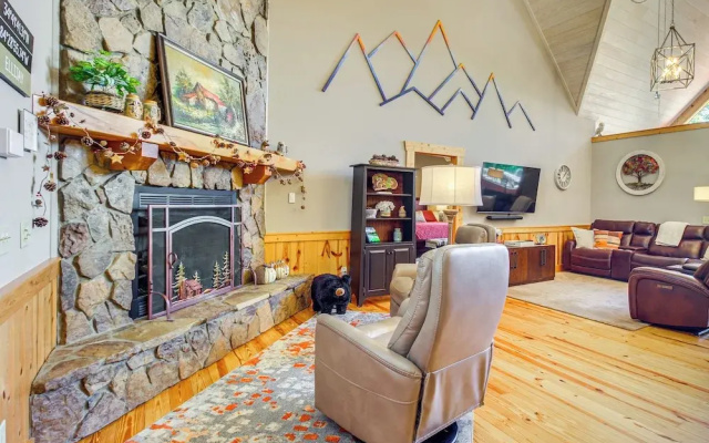 photo 2 of Ellijay Cabin w/ Hot Tub & Mountain Views