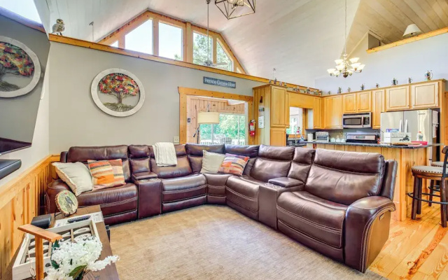 photo 3 of Ellijay Cabin w/ Hot Tub & Mountain Views