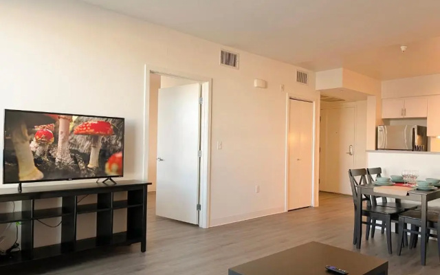 photo 2 of Spacious Entire Apt w Parking in Arts District DTLA B5
