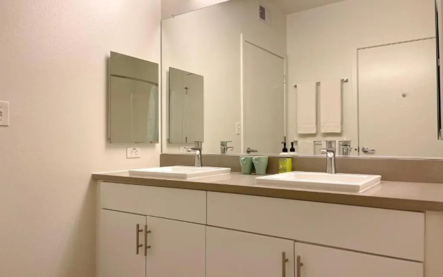 photo 5 of Spacious Entire Apt w Parking in Arts District DTLA B5