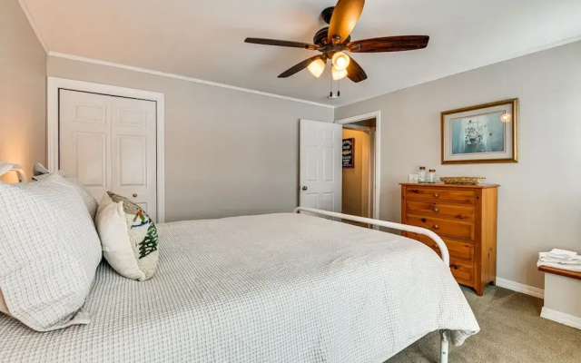 photo 2 of Spacious Family Home w/ Deck & Yard: 5 Mi to Stowe