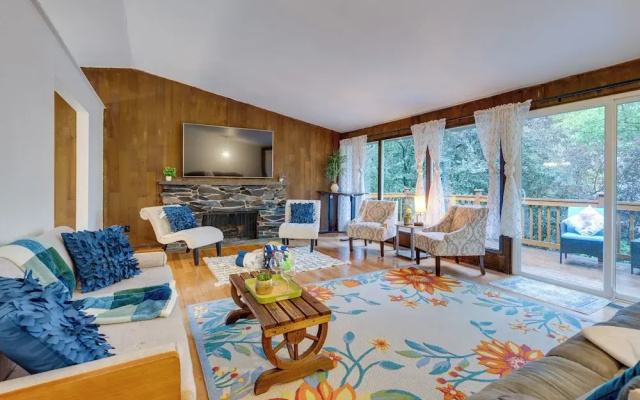 photo 2 of Expansive Lake Forest Park Home w/ Private Deck!
