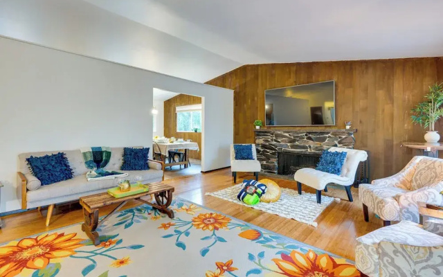 photo 3 of Expansive Lake Forest Park Home w/ Private Deck!