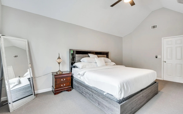 photo 5 of 10 Mi to Stone Mtn Park: Spacious Home in Lithonia