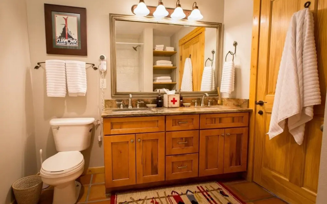 photo 4 of Spacious, Mountain Chic, Close to Ski Lift 1 bedroom - TM316 by Redawning