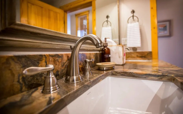photo 5 of Spacious, Mountain Chic, Close to Ski Lift 1 bedroom - TM316 by Redawning