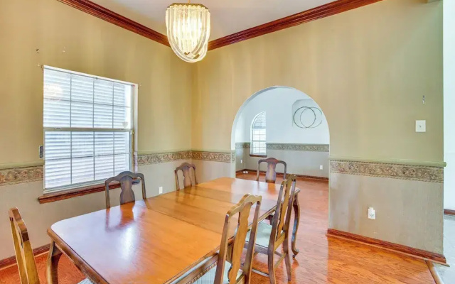 photo 4 of 4 Mi to Bourbon St: Spacious Retreat w/ Wet Bar!