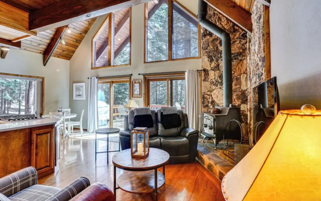 photo 2 of Spacious Retreat w/ Backyard: 1 Mi to Lake Almanor