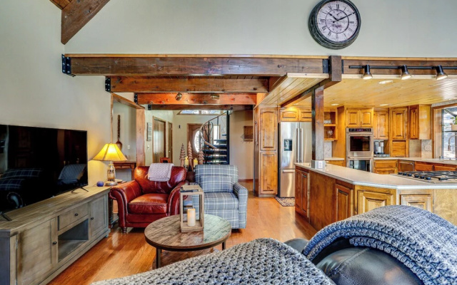photo 3 of Spacious Retreat w/ Backyard: 1 Mi to Lake Almanor