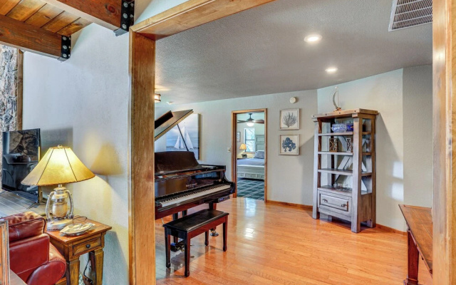 photo 4 of Spacious Retreat w/ Backyard: 1 Mi to Lake Almanor