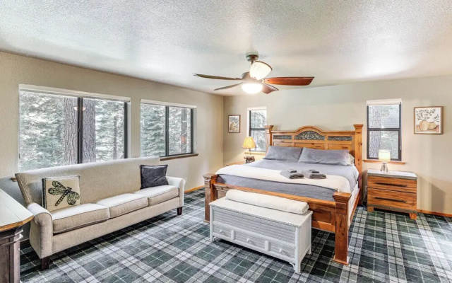 photo 5 of Spacious Retreat w/ Backyard: 1 Mi to Lake Almanor