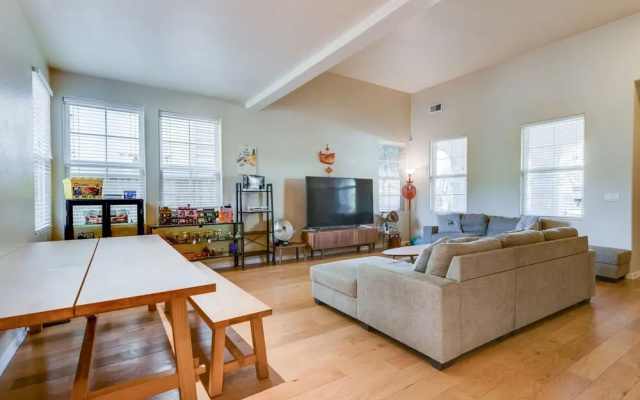 photo 2 of Spacious & Scenic 4br W/ Deskspace In Hayward 4 Bedroom Home by Redawning
