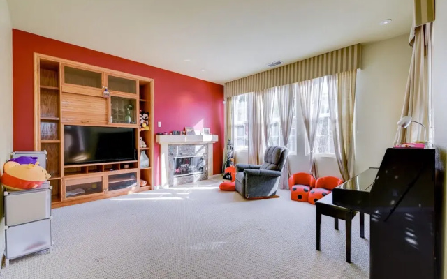 photo 3 of Spacious & Scenic 4br W/ Deskspace In Hayward 4 Bedroom Home by Redawning