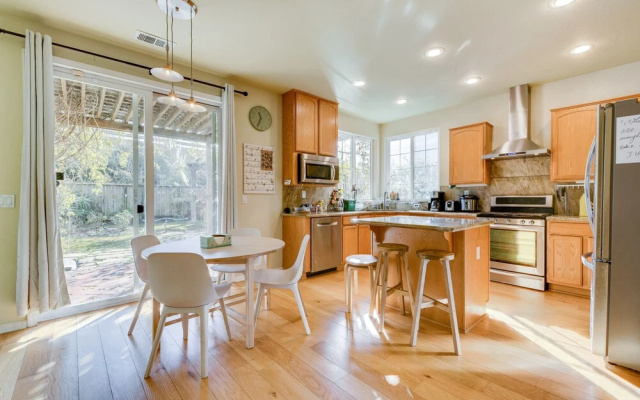 photo 4 of Spacious & Scenic 4br W/ Deskspace In Hayward 4 Bedroom Home by Redawning