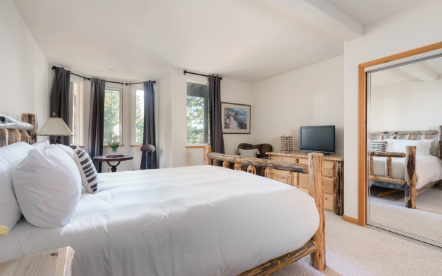 photo 4 of Sparrow by Avantstay Modern Mountain Retreat w/ Hot Tub, Pool Table & Games!