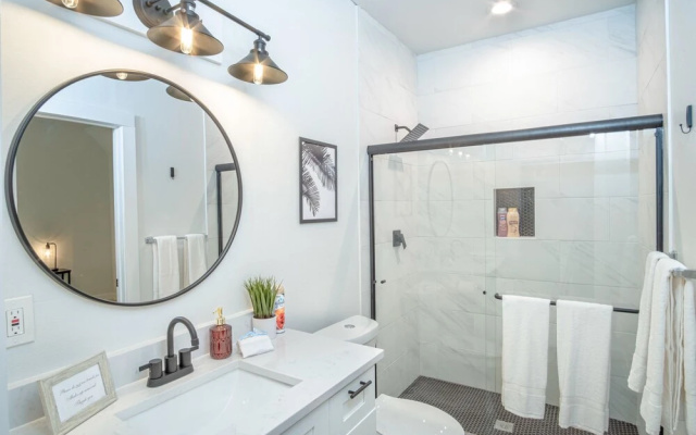 photo 2 of Spectacular 3 BR Plus 2 and a Half BA Apt Near Downtown