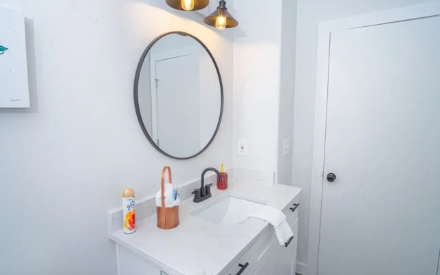 photo 3 of Spectacular 3 BR Plus 2 and a Half BA Apt Near Downtown