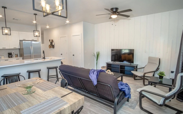 photo 4 of Spectacular 3 BR Plus 2 and a Half BA Apt Near Downtown