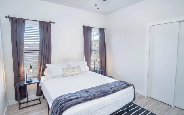 photo 5 of Spectacular 3 BR Plus 2 and a Half BA Apt Near Downtown