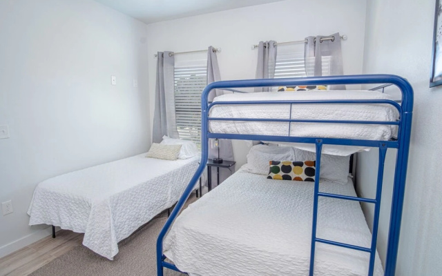photo 2 of Spectacular Cozy 3 BR Plus 2 and a Half BA Apt Near Downtown