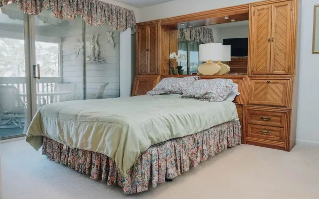 photo 5 of Spinnaker Condo 46742 by RedAwning