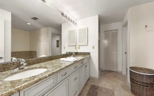 photo 4 of Spinnakers Reach 832 - Three Bedroom Condo