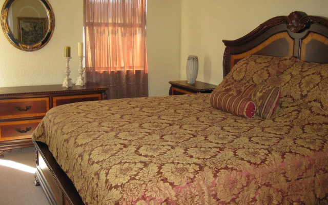 photo 4 of Square Inn
