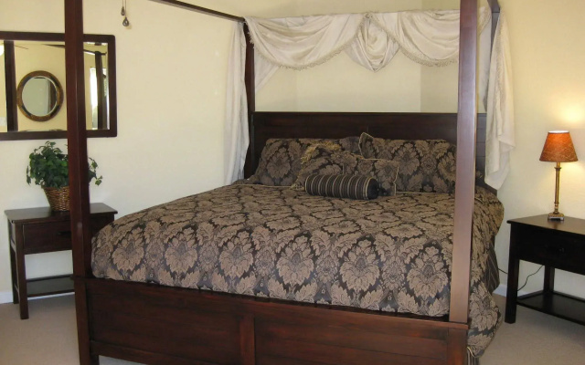 photo 5 of Square Inn