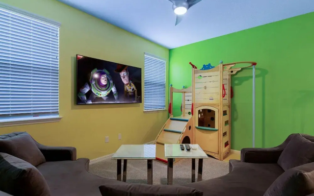 photo 3 of Sr019v: 8 Bed, Social Media, Minions, Pool, Shuffle Board