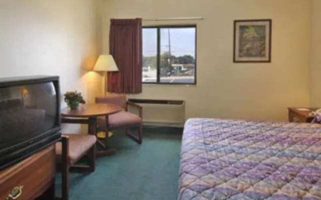 photo 3 of Travelodge by Wyndham St. Louis