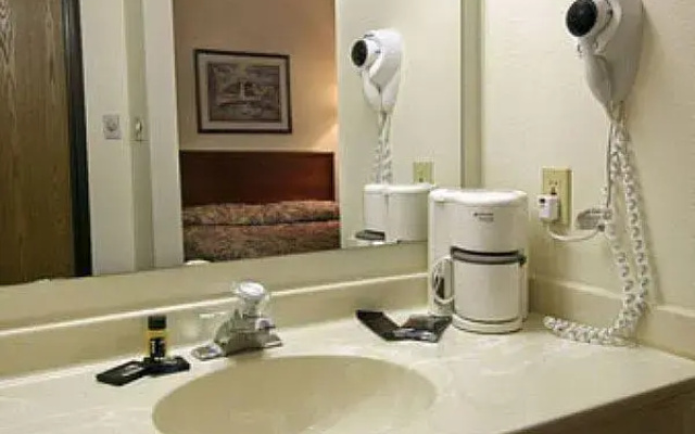 photo 5 of Travelodge by Wyndham St. Louis