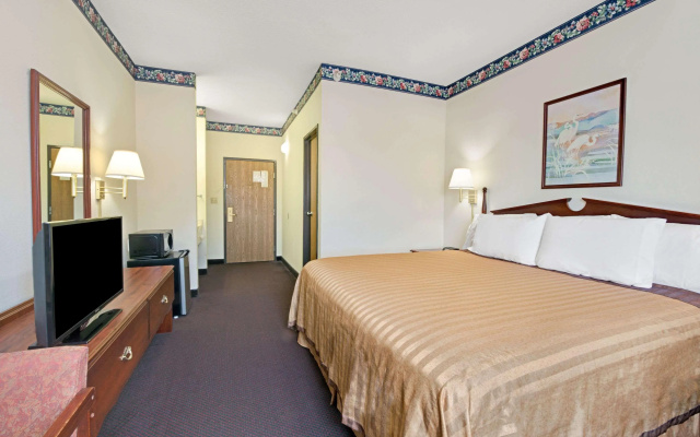 photo 3 of Travelodge by Wyndham St. Louis