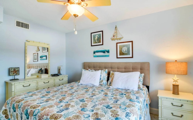 photo 5 of Steps to St. Pete Beach: Condo w/ Pool!