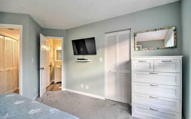 photo 5 of St Pete Condo w/ Patio & Pool ~ 2 Mi to Beach