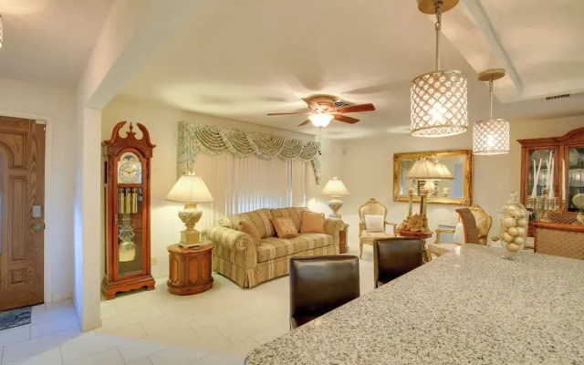 photo 2 of St Petersburg Home w/ Tropical Yard & Pool!