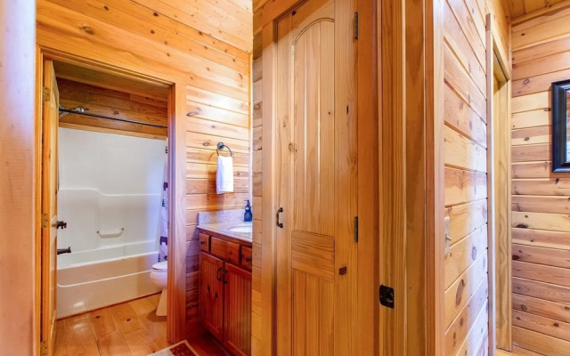 photo 2 of Stairway to Heaven - 4 Br Cabin