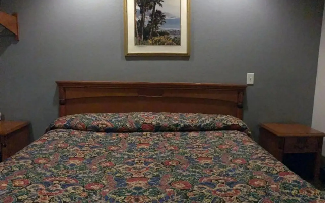 photo 2 of Starlight Inn Canoga Park