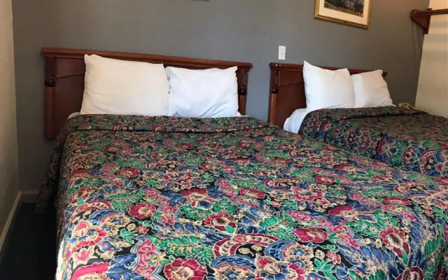 photo 3 of Starlight Inn Canoga Park
