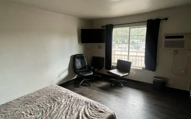 photo 4 of States Motel