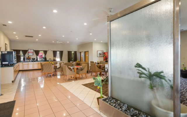 photo 2 of Econo Lodge Inn & Suites Hardeeville-I-95
