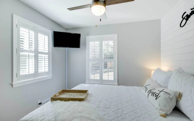 photo 5 of Step-free Home w/ Fire Pit - 3 Miles to Usc!