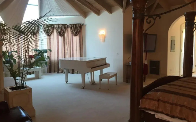 photo 2 of The Stradella Court Mansion
