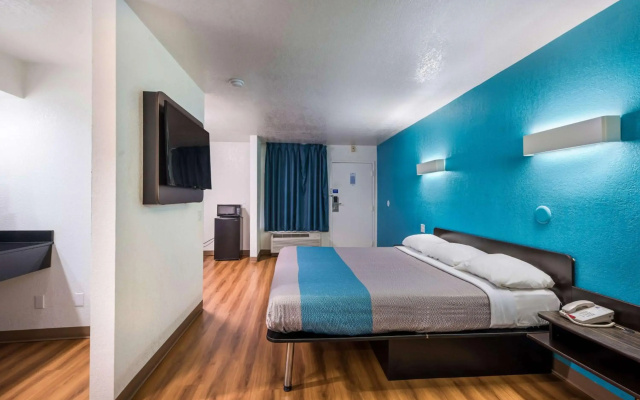 photo 3 of Motel 6 Dallas - Irving DFW Airport East