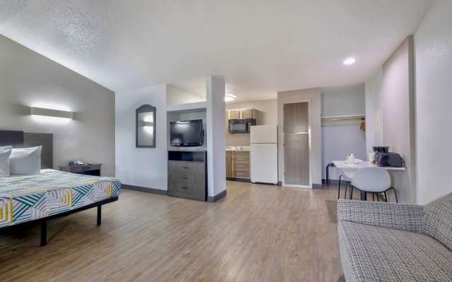 photo 3 of Studio 6 Dallas, TX - North - Richardson