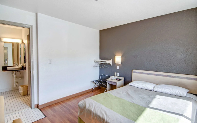 photo 5 of Studio 6 Grand Prairie, TX