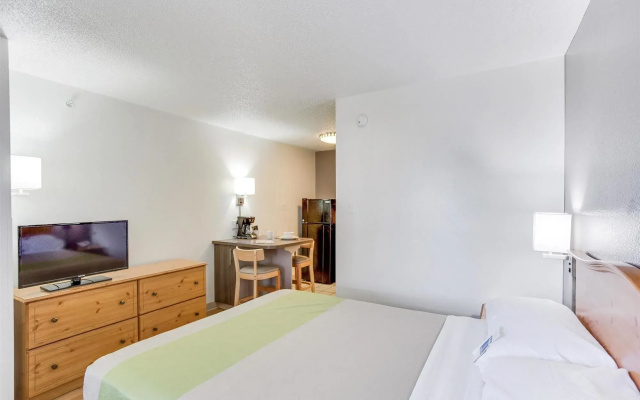 photo 4 of Studio 6-Houston, TX - Westchase