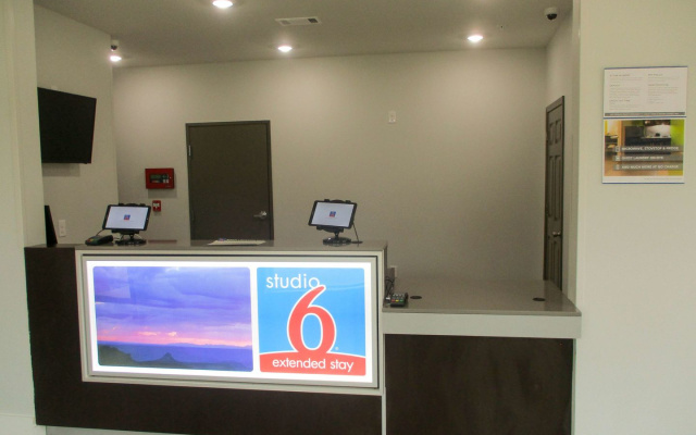 photo 2 of Studio 6 Port Allen, LA - Baton Rouge I-10