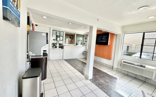 photo 2 of Studio 6 Suites – Bellflower, Ca - Los Angeles