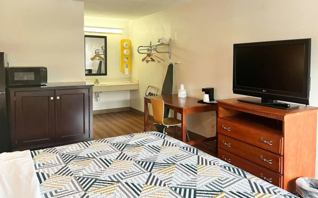photo 3 of Studio 6 Suites Dayton, Oh - Englewood